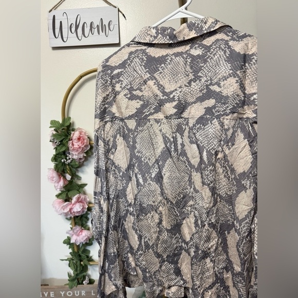 H&M Snake Print Short Sleeves Button-down Women’s Shirt - Picture 3 of 4